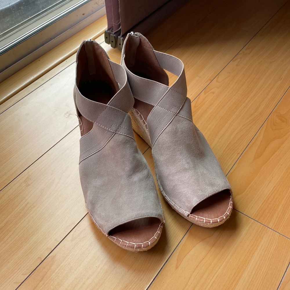 Gentle Souls wedge sandals, size 11